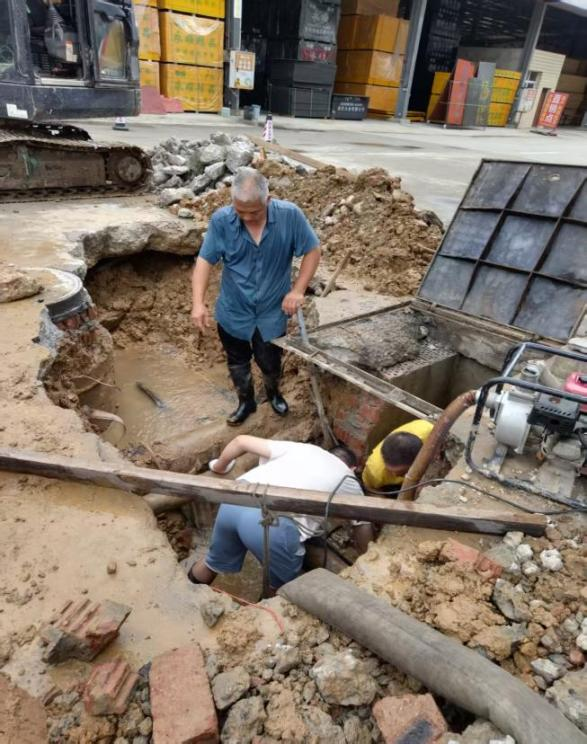 【平安園區(qū)】烈日和暴雨下的堅守  供水管網(wǎng)緊急搶修 ——市場供水管網(wǎng)破裂搶修紀(jì)實