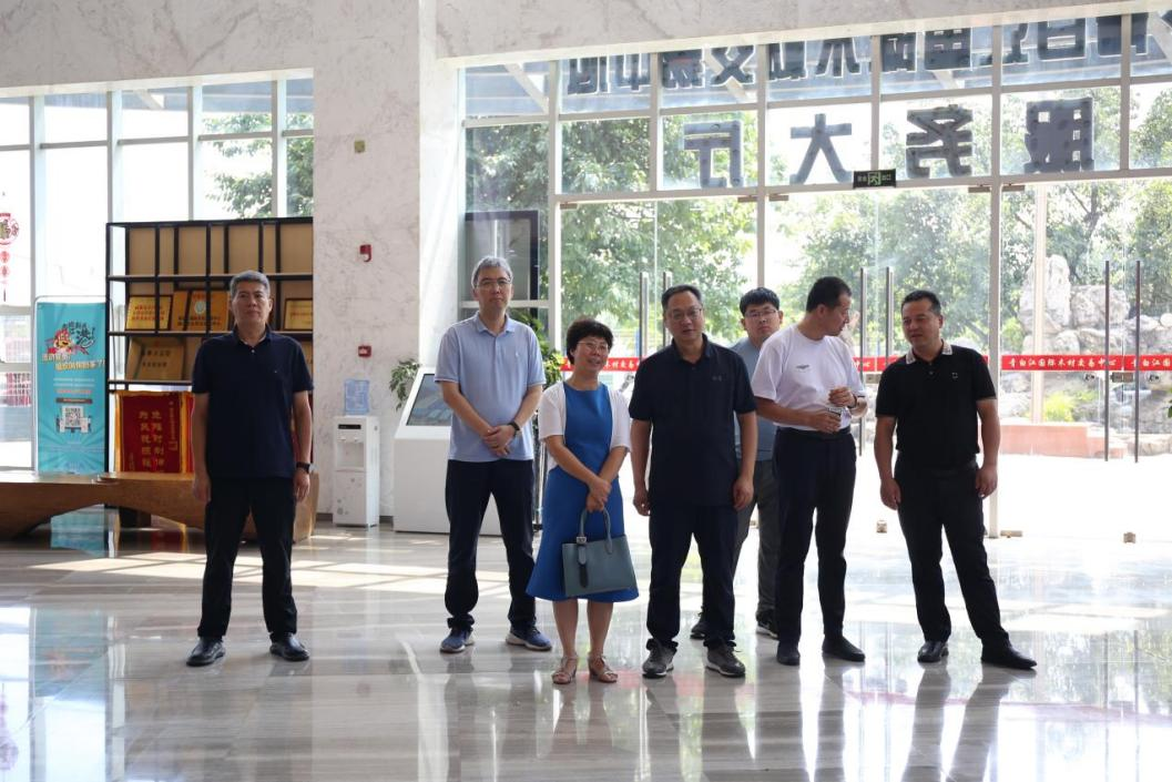 【園區(qū)動態(tài)】中國木材與木制品流通協(xié)會與山東省日照市嵐山經(jīng)開區(qū)企業(yè)考察團到青白江國際木材交易中心考察交流